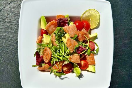 Салат С лососем и авокадо