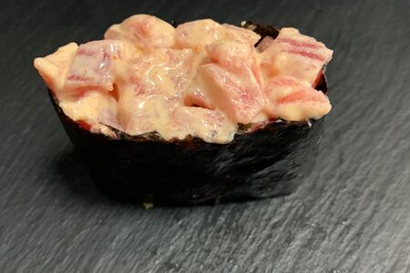 Острый суши с тунцом