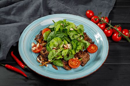 Теплый салат с куриной печенью