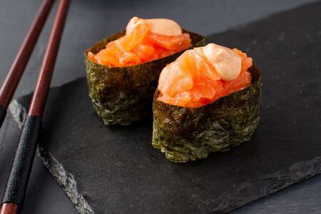 Острые суши Лосось