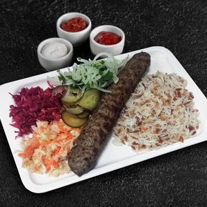 Люля-кебаб из курицы с гарниром, салатом и соусами