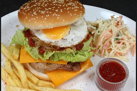 Бургер со стейком из свинины