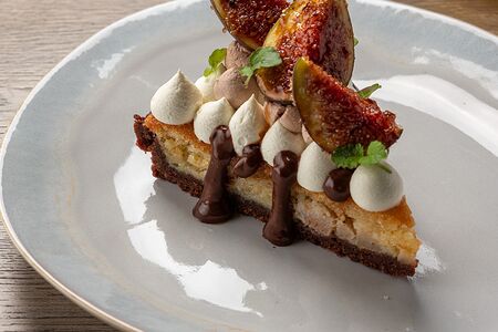 Шоколадный тарт с миндальным кремом и инжиром