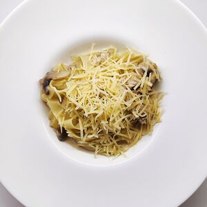 Паста с курицей и грибами
