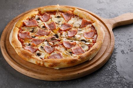 Пицца с ветчиной и грибами