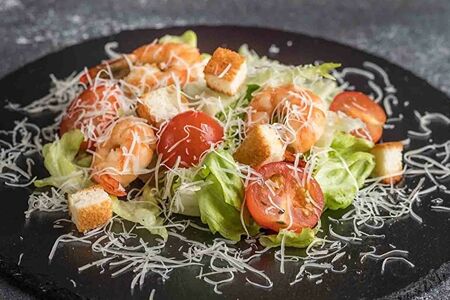 Салат Цезарь с креветками