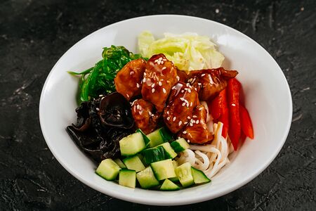 Поке с курицей и удоном