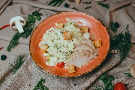 Салат Цезарь с курицей