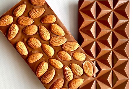 Плитка бельгийского молочного шоколада с миндалем ручной работы