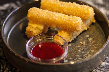 Жареный сыр с брусничным соусом