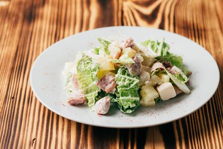 Салат с копченой курицей и ананасом