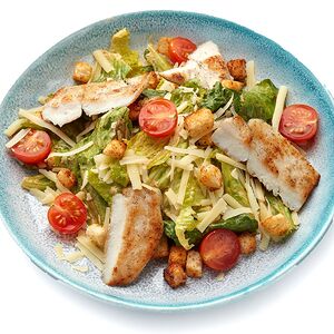 Салат Цезарь с курицей