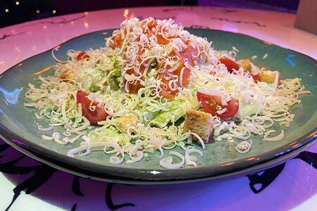 Салат цезарь с лососем