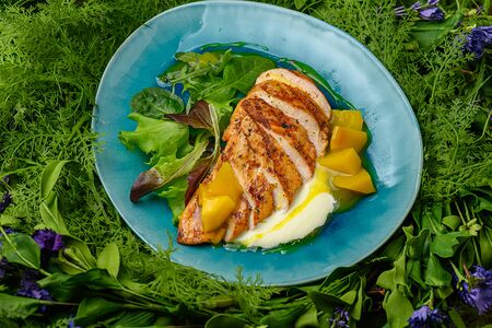 Куриная грудка с манго и соусом пармезан