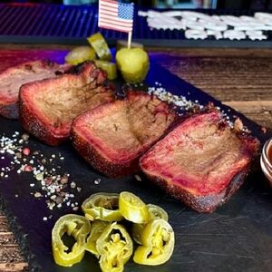 Копченый говяжий язык с огурчиком и соусом