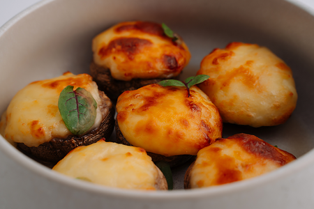 Запеченые шампиньоны с сулугуни