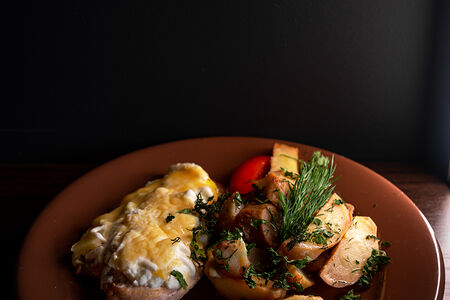 Курица с ананасом и отварной картофель с зеленью