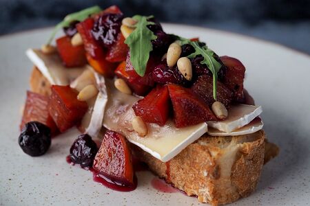 Брускетта с сыром камамбер и грушей