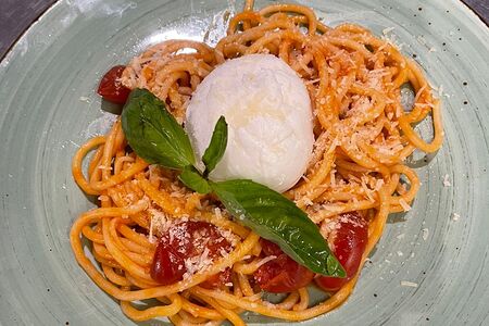 Спагетти Аль помодоро с бурратой
