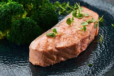 Лосось с брокколи и соусом песто