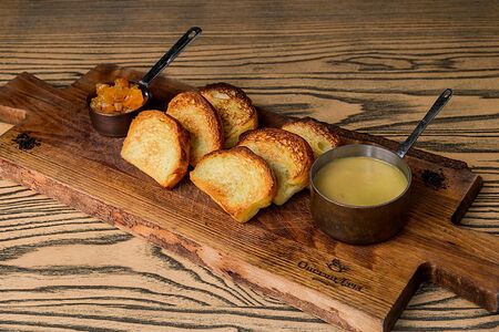 Паштет из утки с абрикосовым конфитюром и бриошью