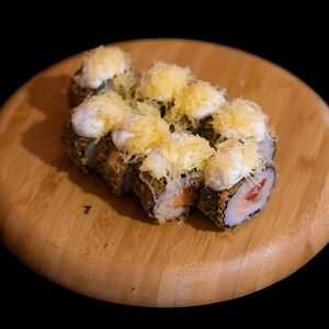 Горячий ролл Цезарь с лососем