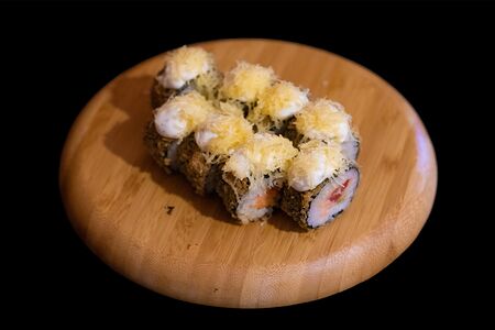 Горячий ролл Цезарь с лососем