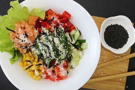 Поке боул с лососем, чукой и ореховым соусом