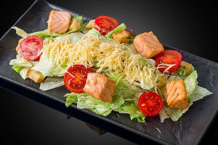 Салат Цезарь с лососем