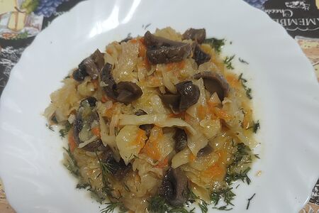 Капуста, тушённая с грибами