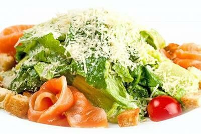 Салат Цезарь с маринованным лососем