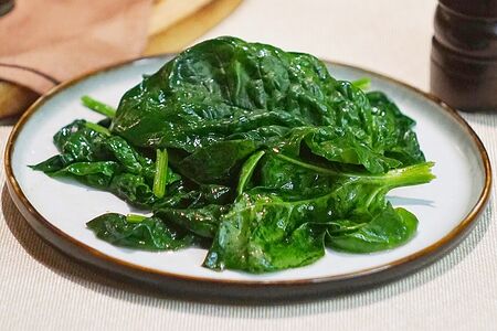 Шпинат в белом вине