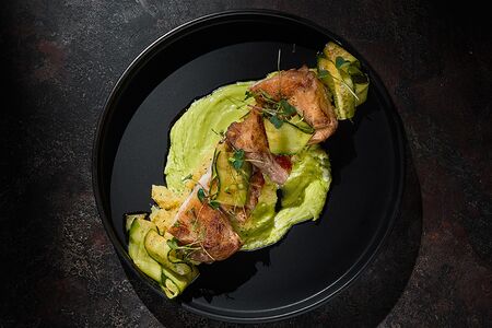 Куриное бедро с мятым картофелем