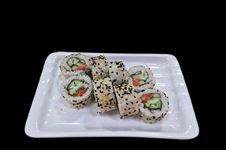 Ролл с лососем и огурцом