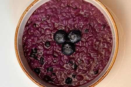 Рисовая каша с черникой