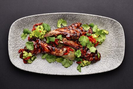 Каре ягненка с молодым картофелем, томатной сальсой и соусом демиглас