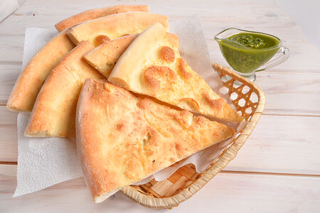 Фокачча с соусом песто