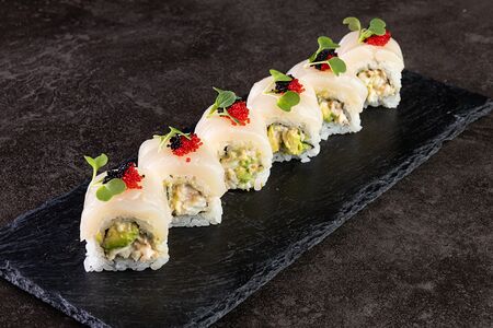 Ролл со спайси крабом и гребешком