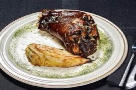 Запеченная свиная рулька со стейком из капусты