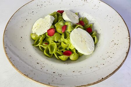 Конкилье в соусе песто