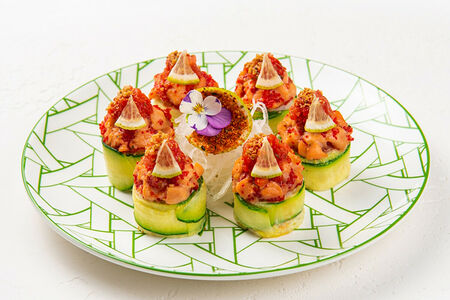 Запеченный ролл с лососем и цукини