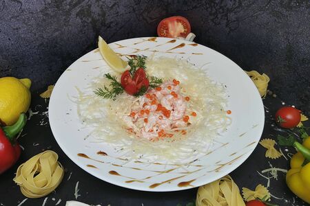 Паста №213 Фарфалле с креветкой в сливочно-икорном соусе под пармезаном