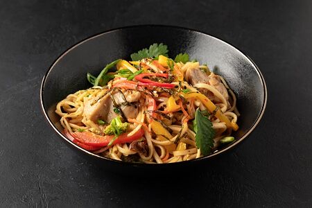 Лапша Удон с говядиной и грибами шиитаке