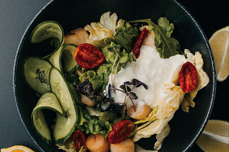 Теплый салат с гребешком, огурцом и страчателлой