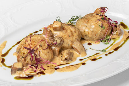 Котлеты куриные под грибным соусом