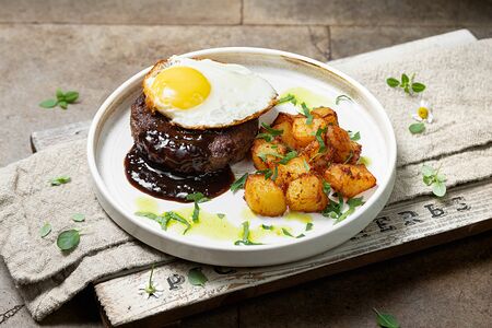 Бифштекс с глазуньей и соусом демиглас