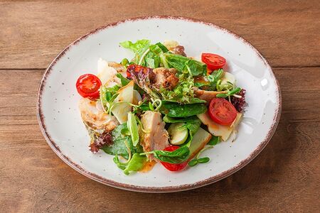 Салат с цыплёнком и копчёным сыром