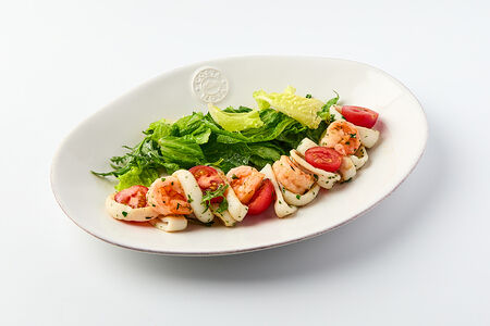 Теплый салат с морепродуктами