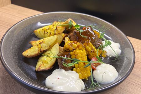 Говядина с печёным картофелем и кукурузой