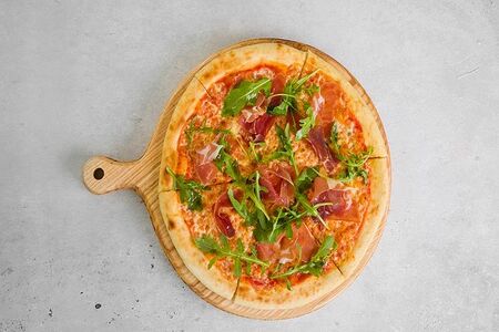 Пицца с пармской ветчиной и рукколой